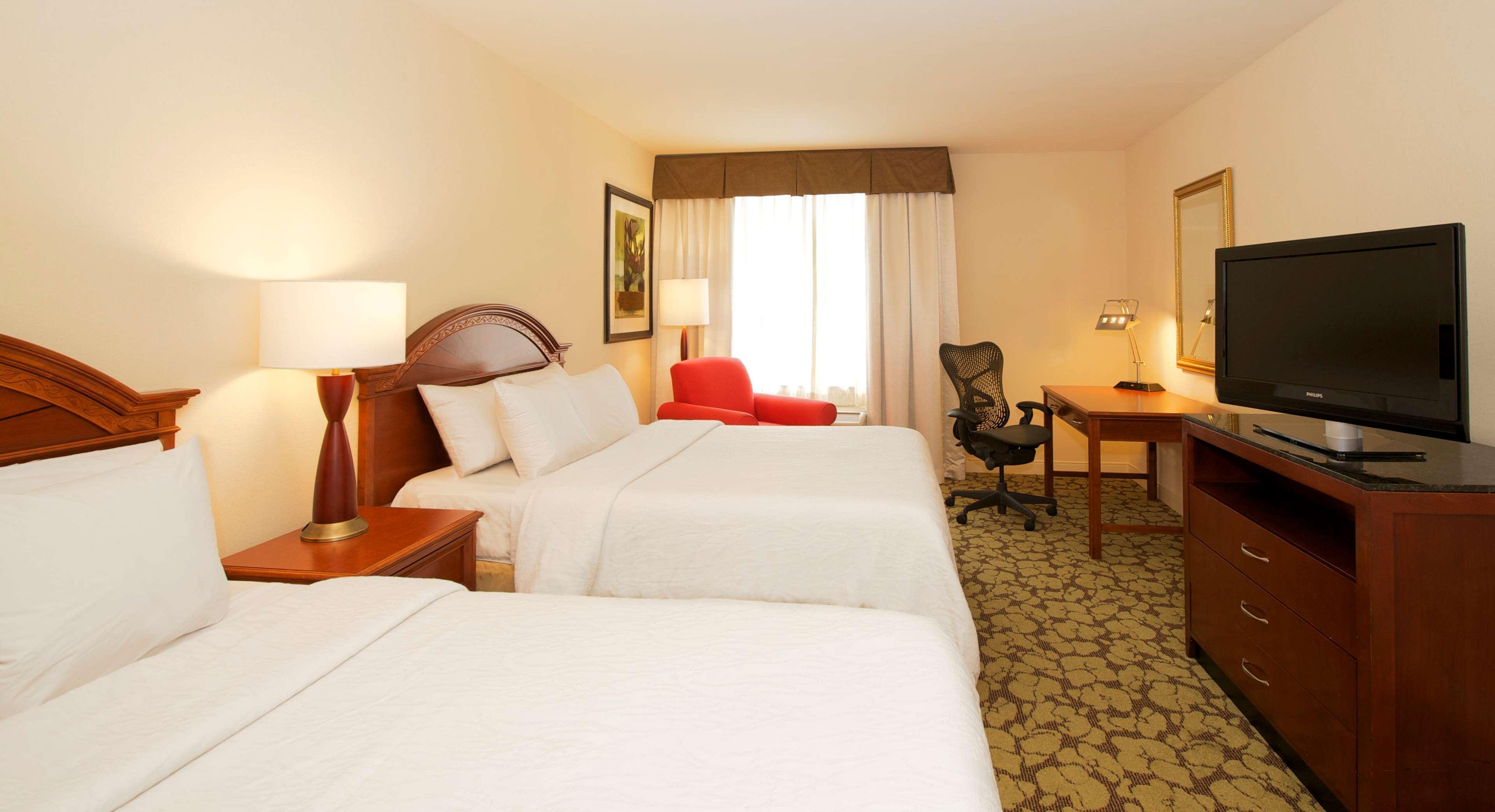 Hilton Garden Inn Virginia Beach Town Center Экстерьер фото