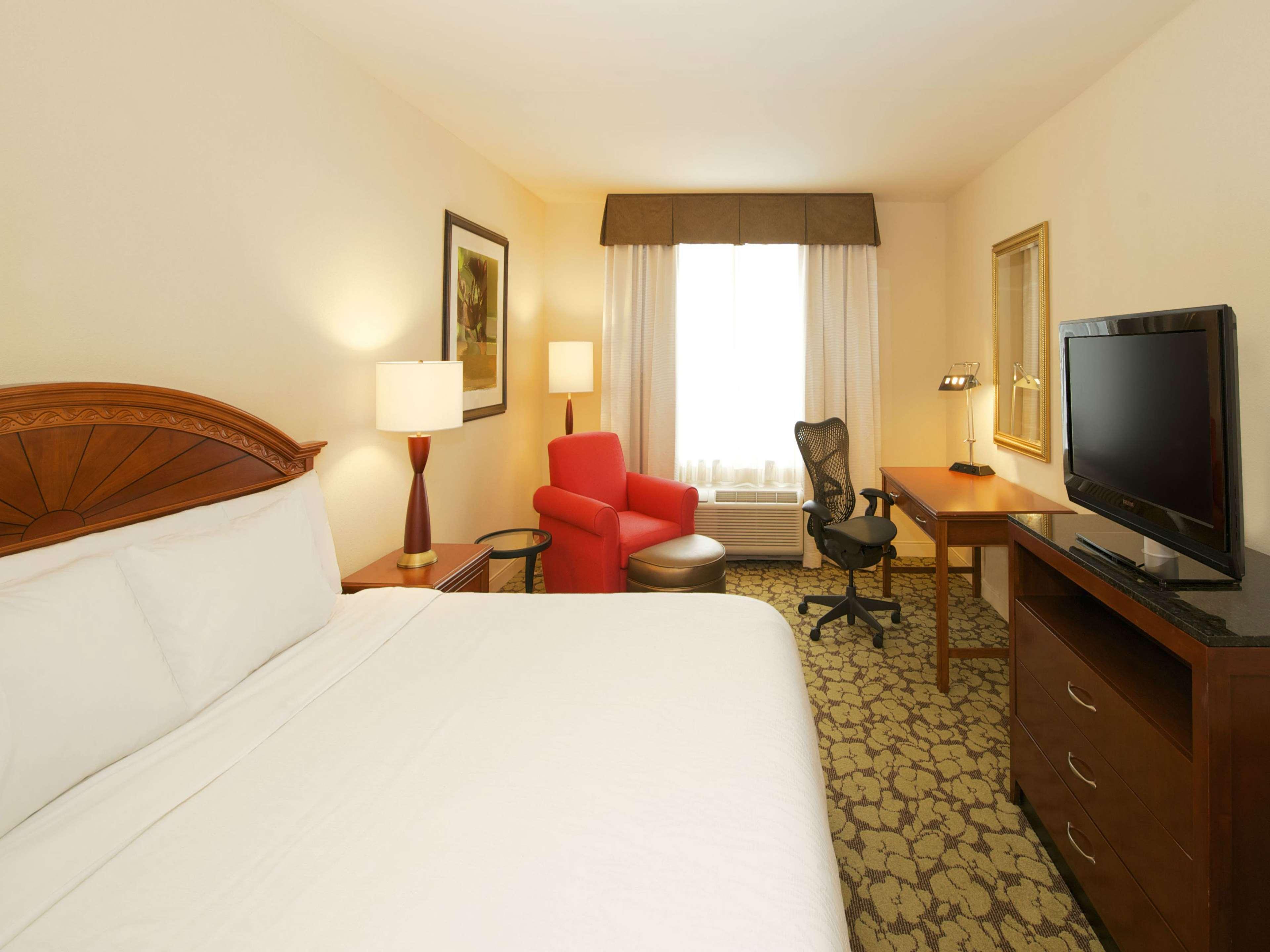 Hilton Garden Inn Virginia Beach Town Center Экстерьер фото