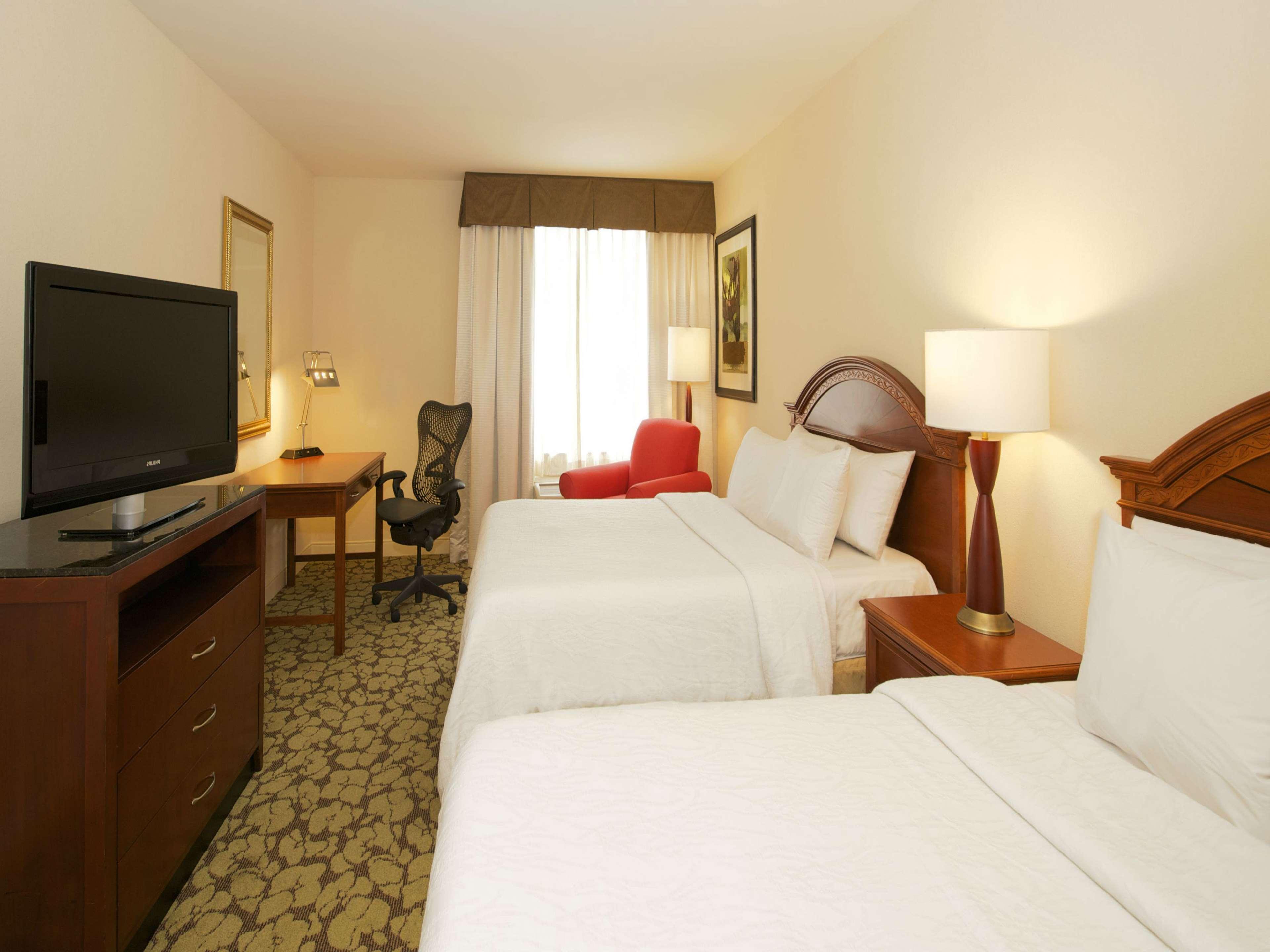 Hilton Garden Inn Virginia Beach Town Center Экстерьер фото