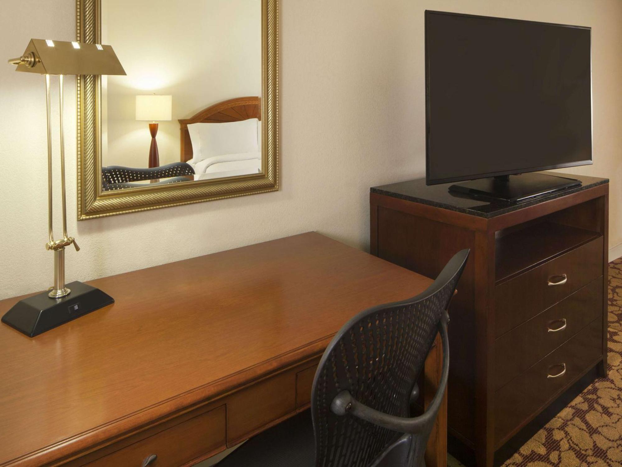 Hilton Garden Inn Virginia Beach Town Center Экстерьер фото