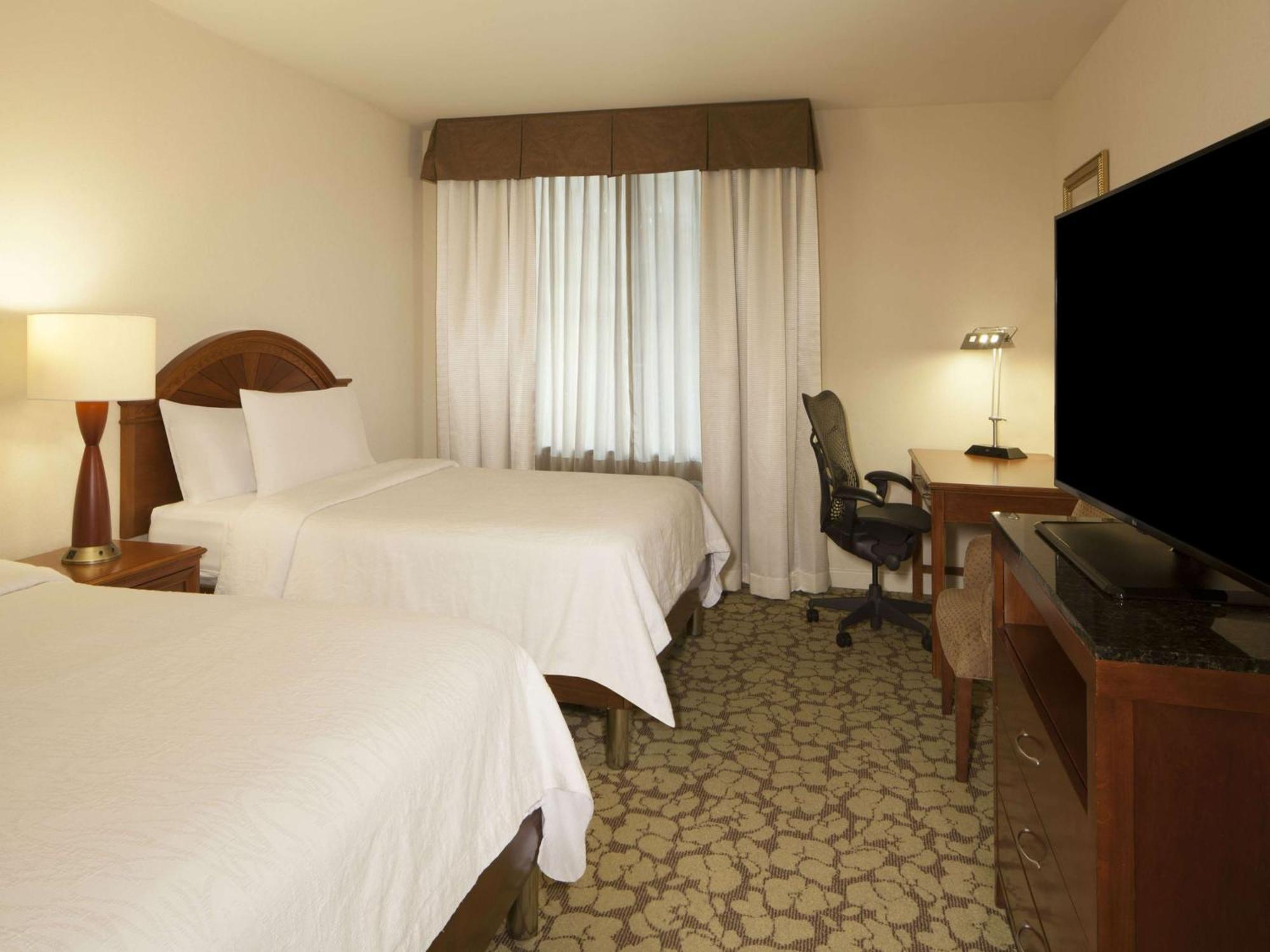 Hilton Garden Inn Virginia Beach Town Center Экстерьер фото