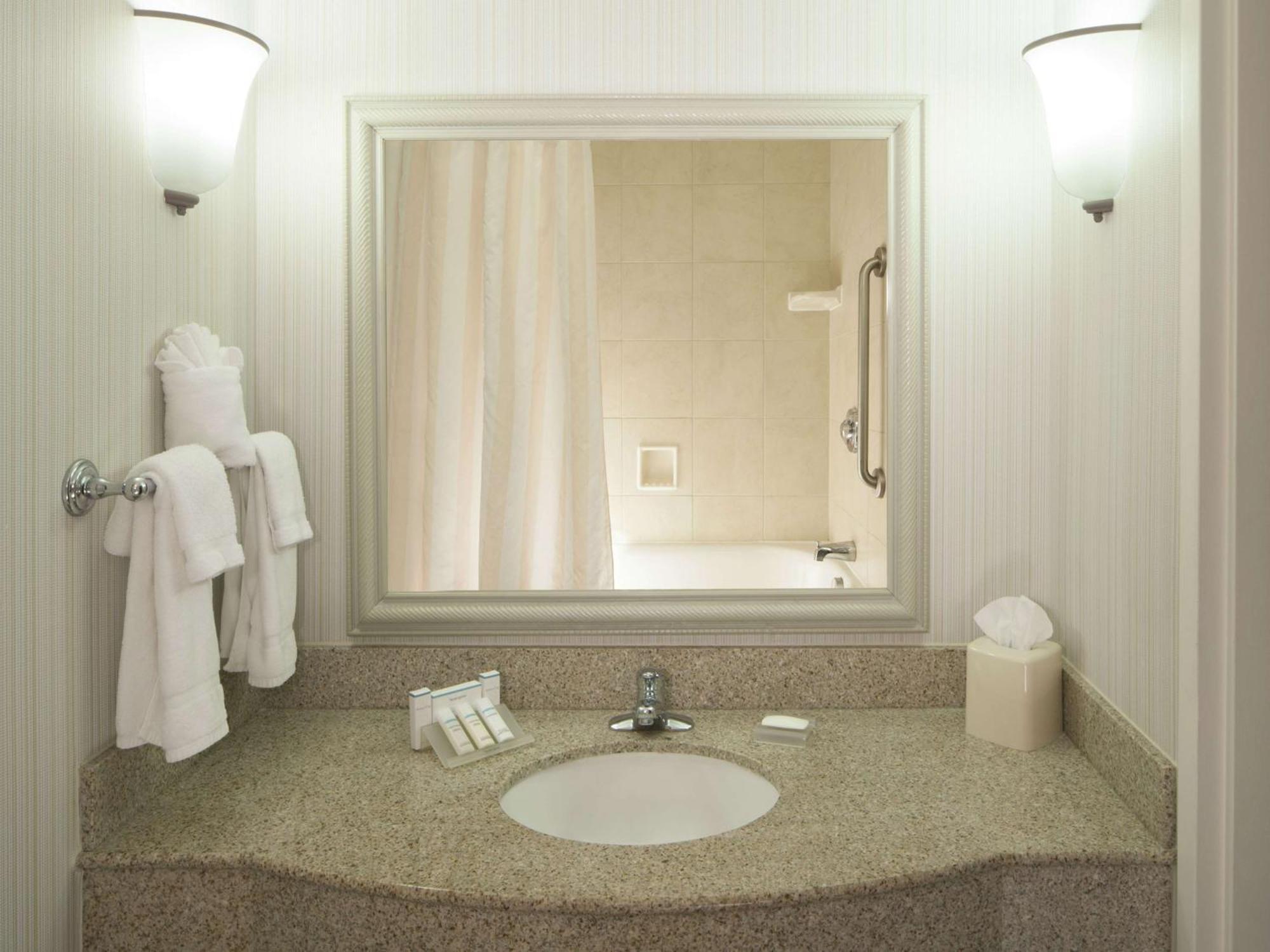 Hilton Garden Inn Virginia Beach Town Center Экстерьер фото